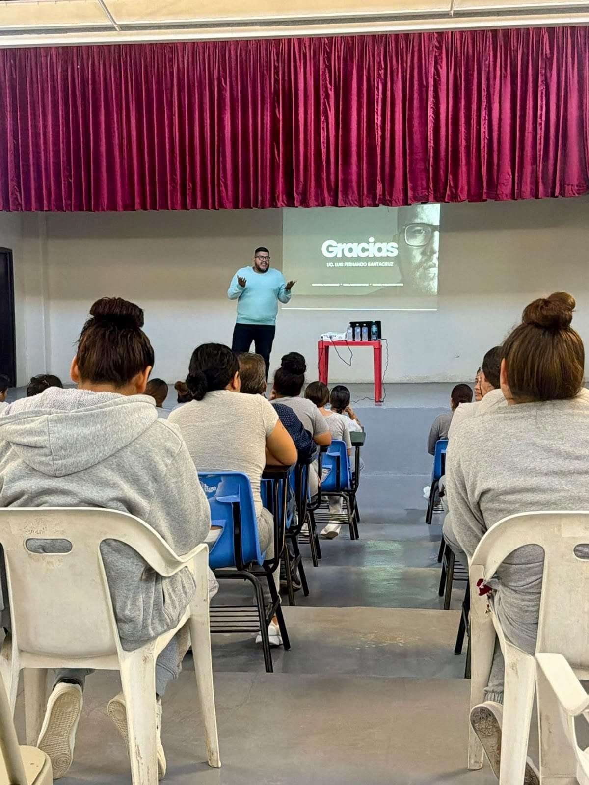 Imparten conferencias para prevenir reclutamiento criminal de jóvenes