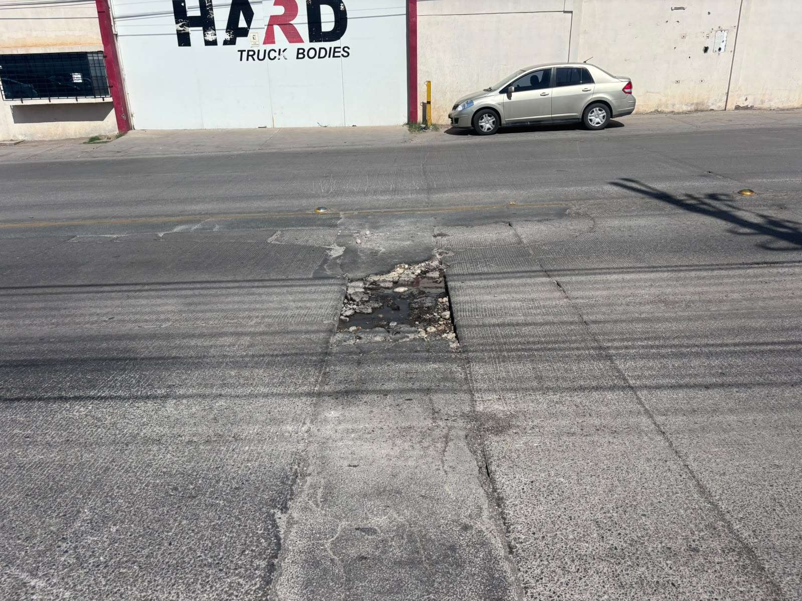 Reportan bache profundo en avenida Nueva España