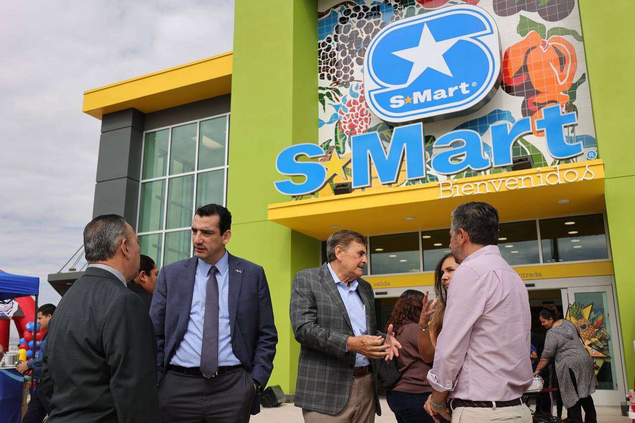 Participa René Chavira en apertura de nueva sucursal de S-Mart