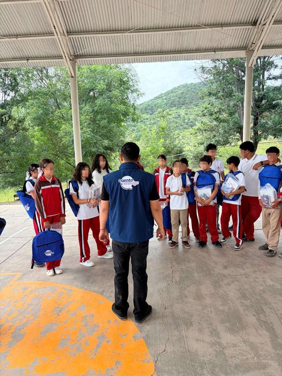 Entregan apoyos escolares para fortalecer la educación en la sierra