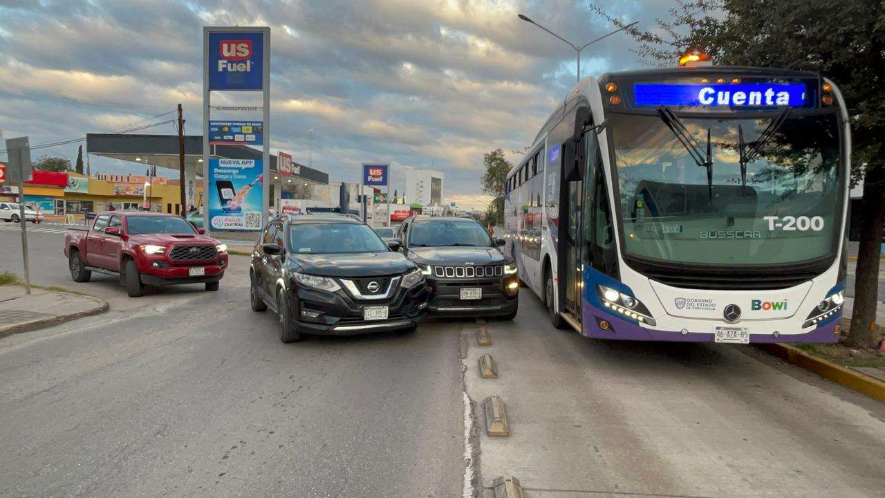Provoca choque severo caos vial en la avenida Universidad