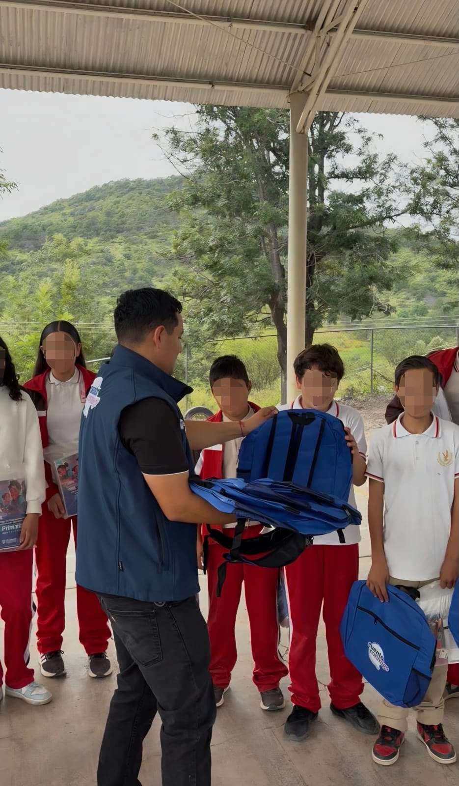 Entregan apoyos escolares para fortalecer la educación en la sierra