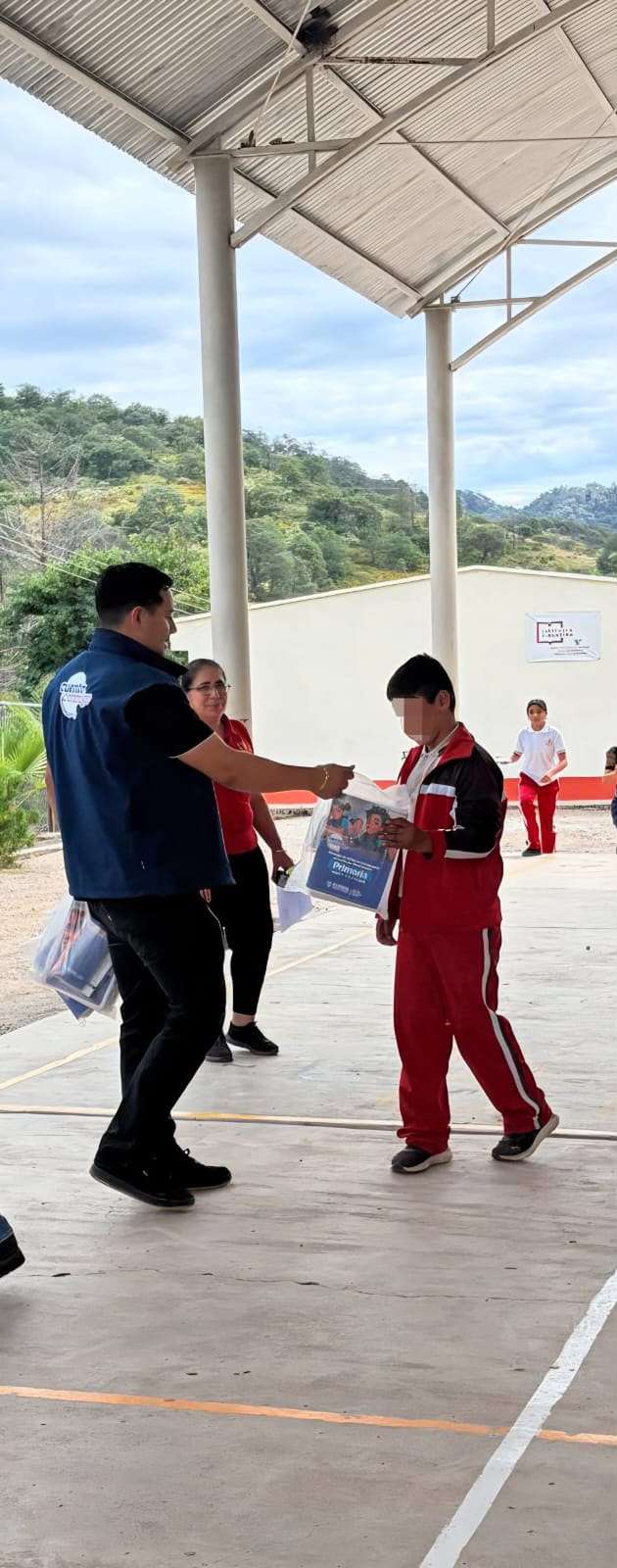 Entregan apoyos escolares para fortalecer la educación en la sierra