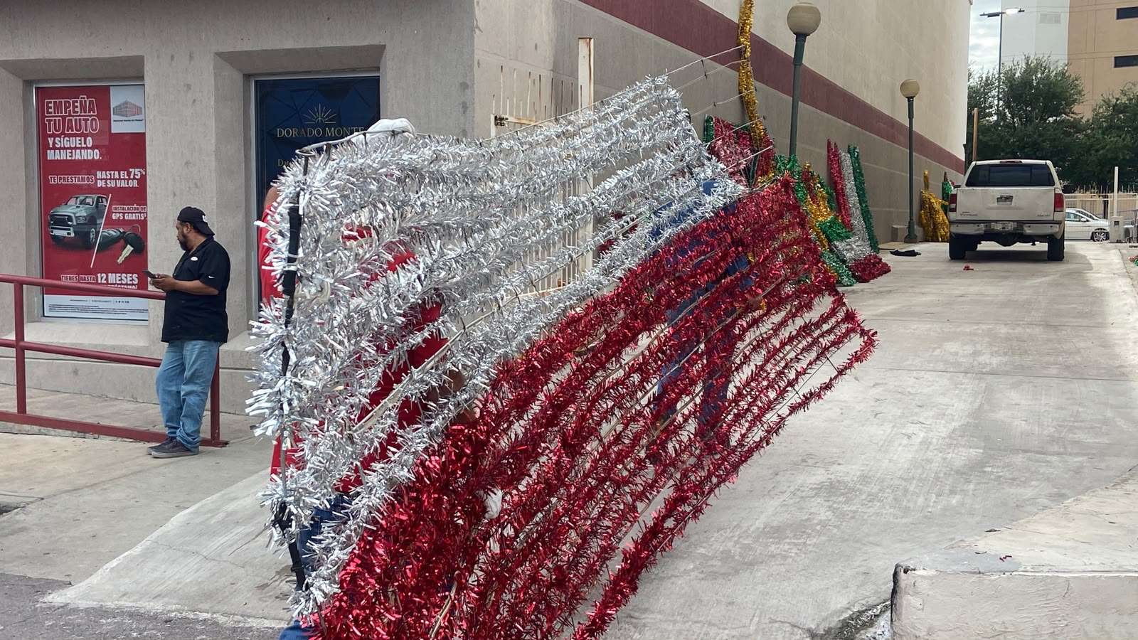 Retiran adornos patrios del Ángel de la Libertad