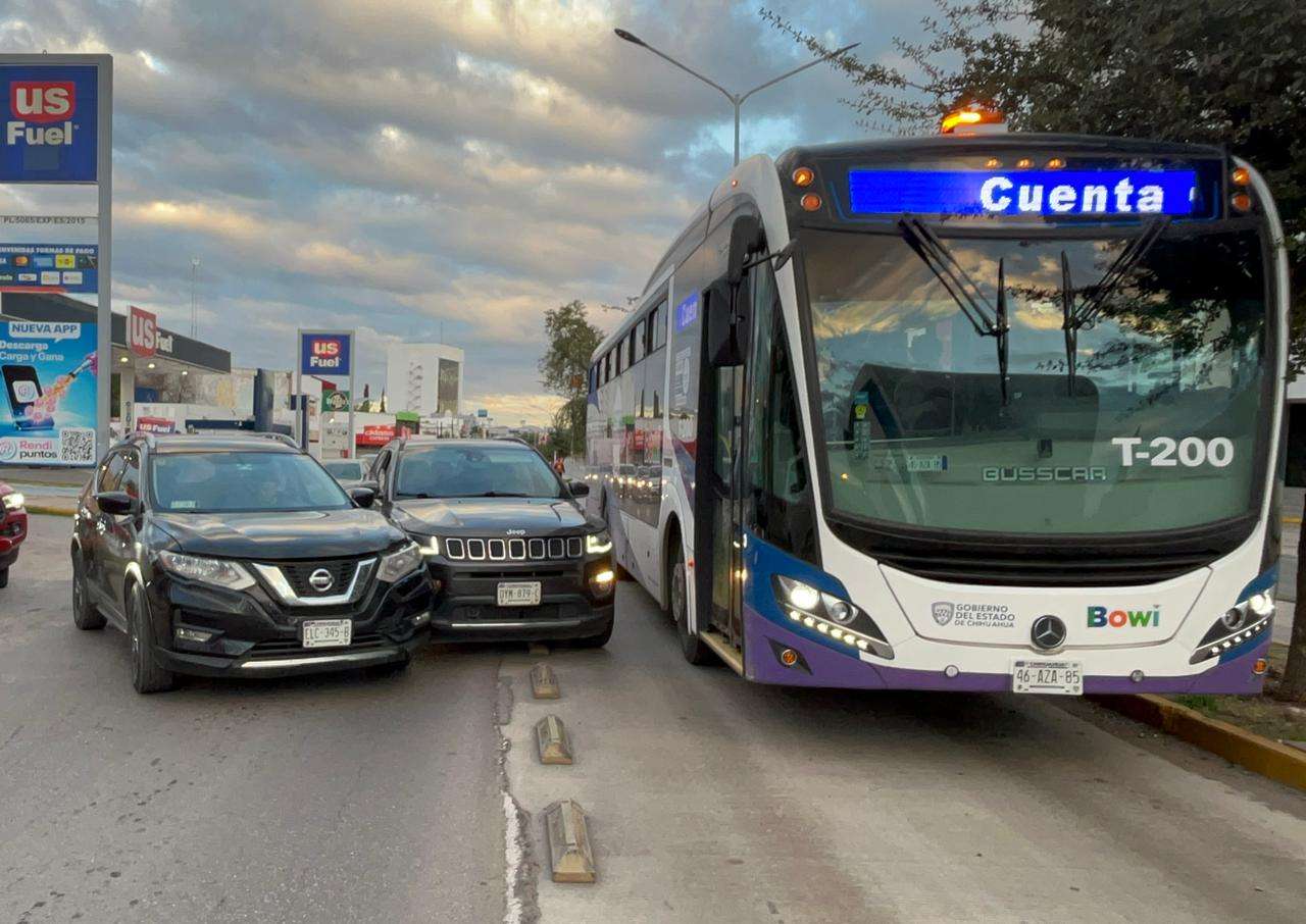 Provoca choque severo caos vial en la avenida Universidad
