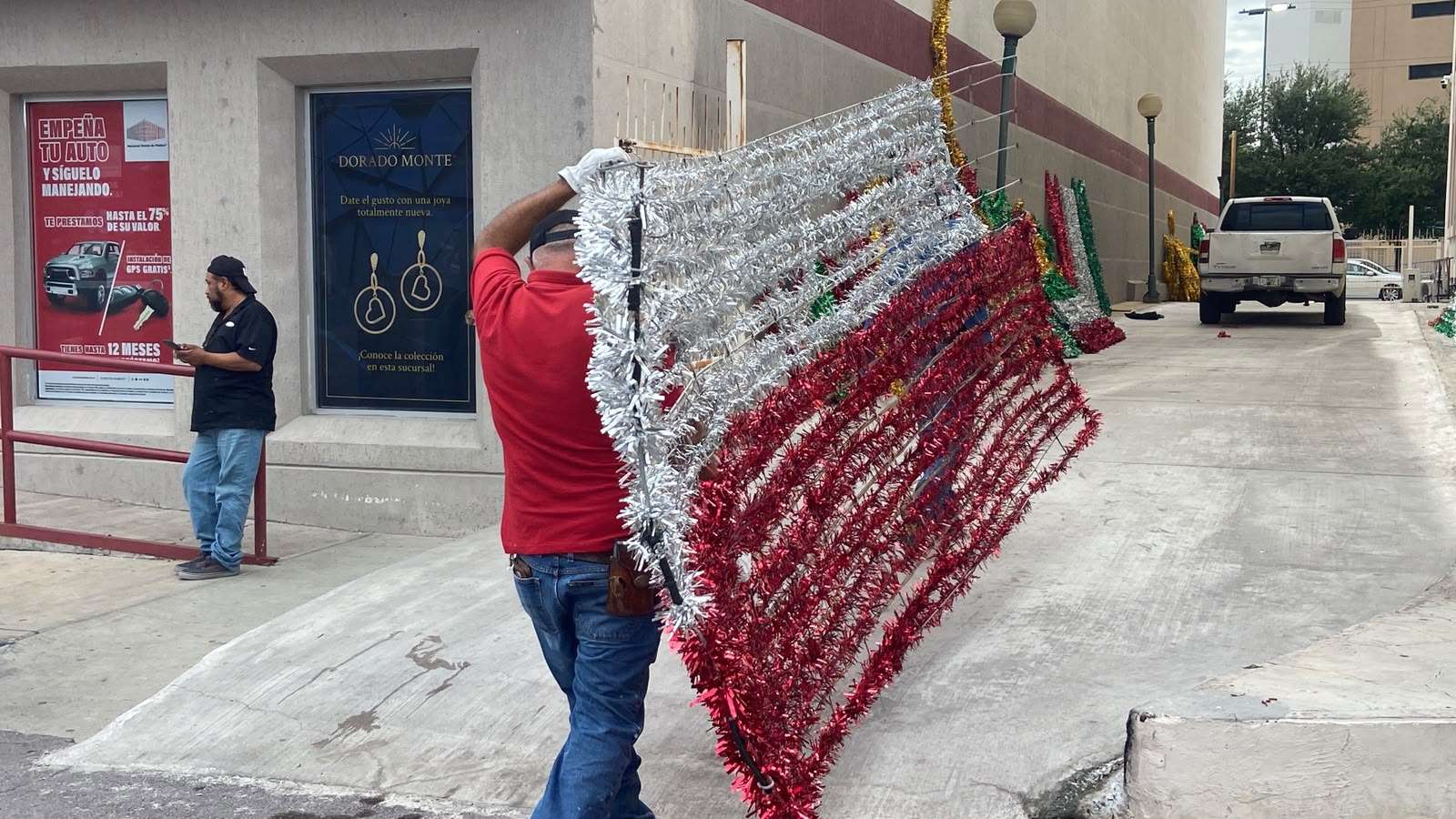 Retiran adornos patrios del Ángel de la Libertad