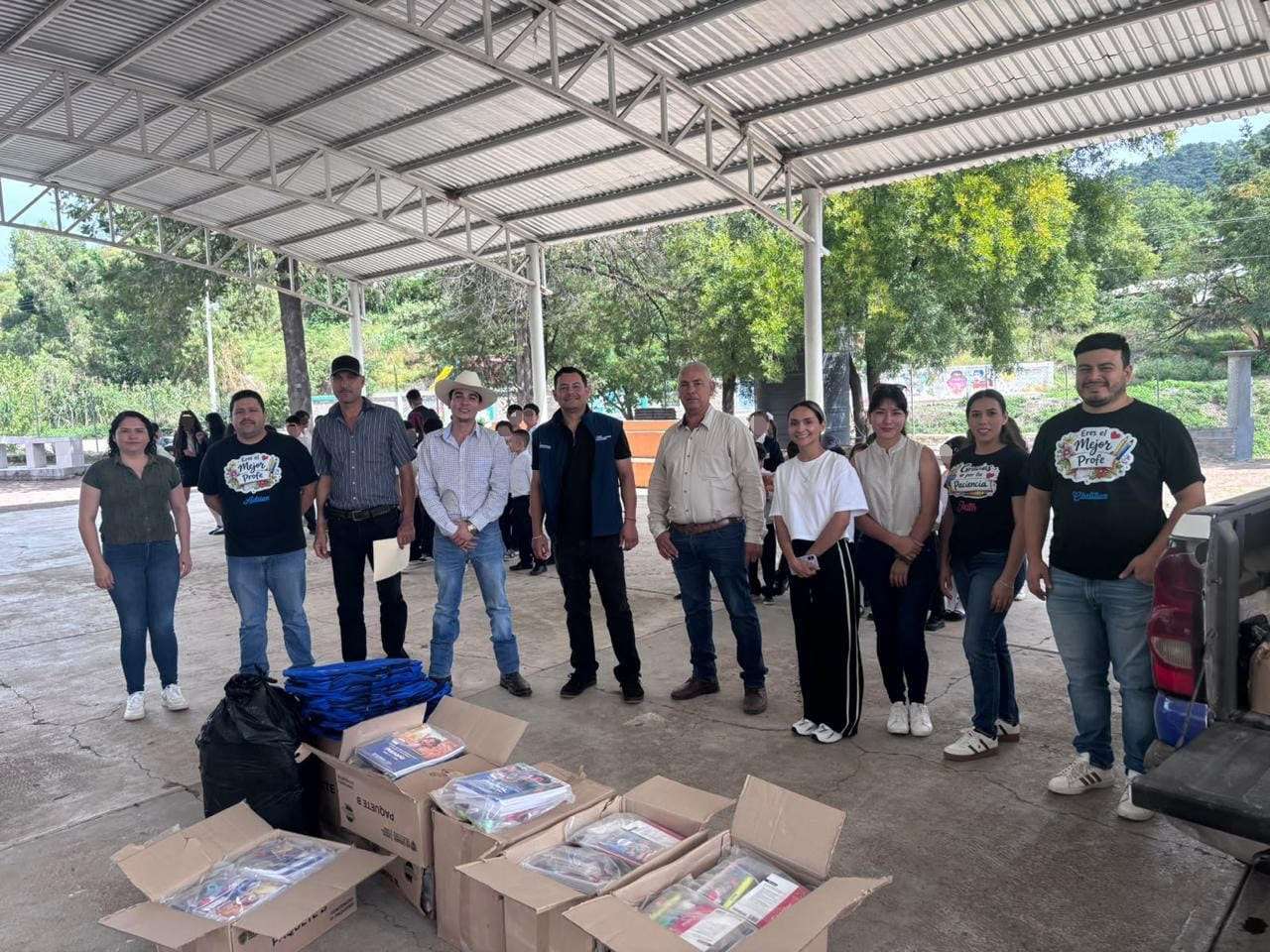 Entregan apoyos escolares para fortalecer la educación en la sierra