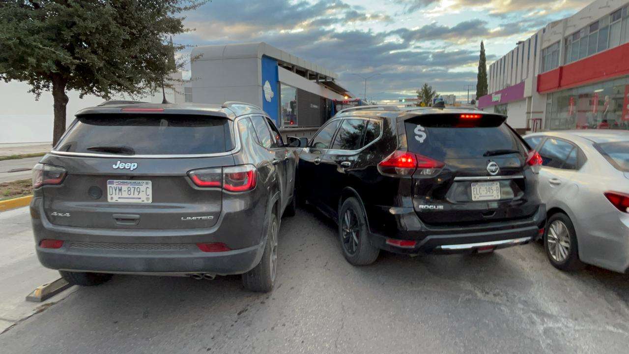 Provoca choque severo caos vial en la avenida Universidad