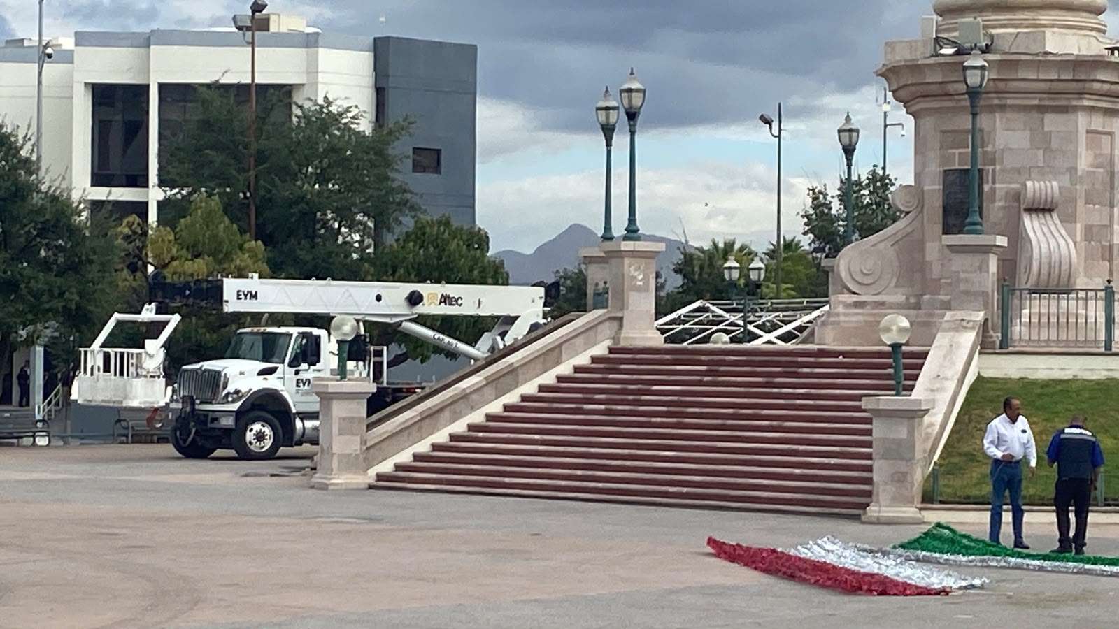 Retiran adornos patrios del Ángel de la Libertad
