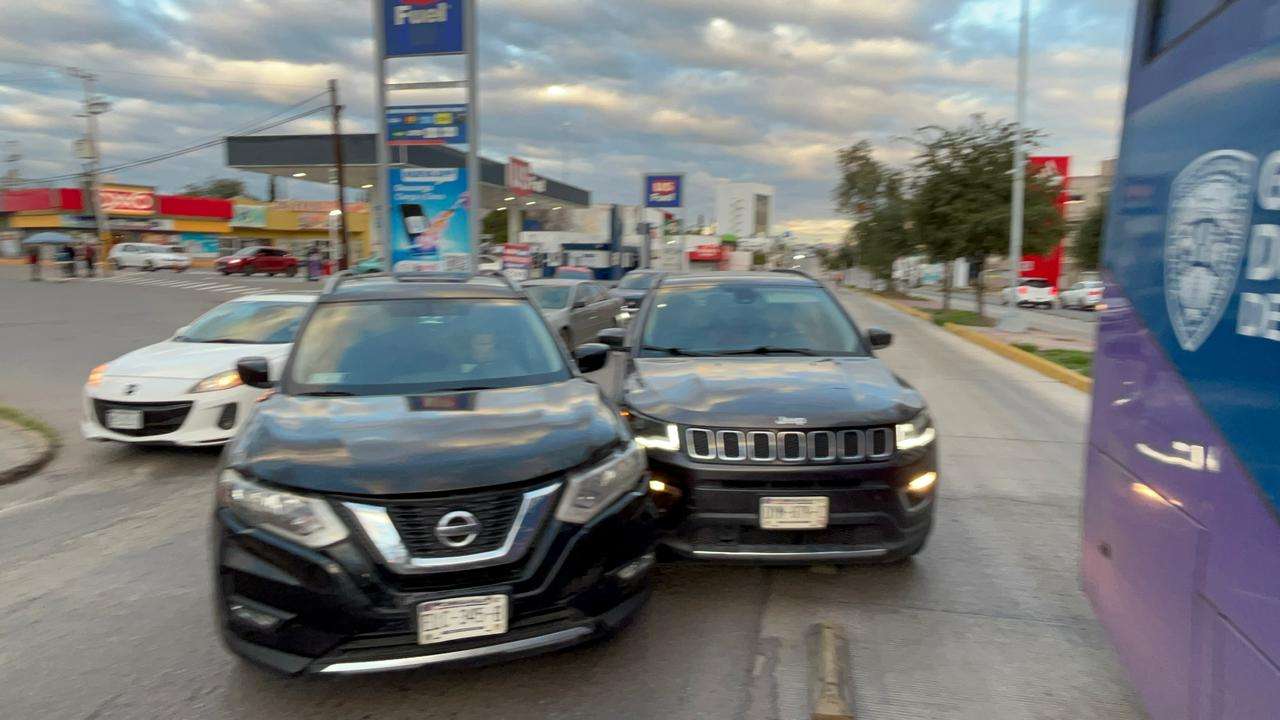 Provoca choque severo caos vial en la avenida Universidad