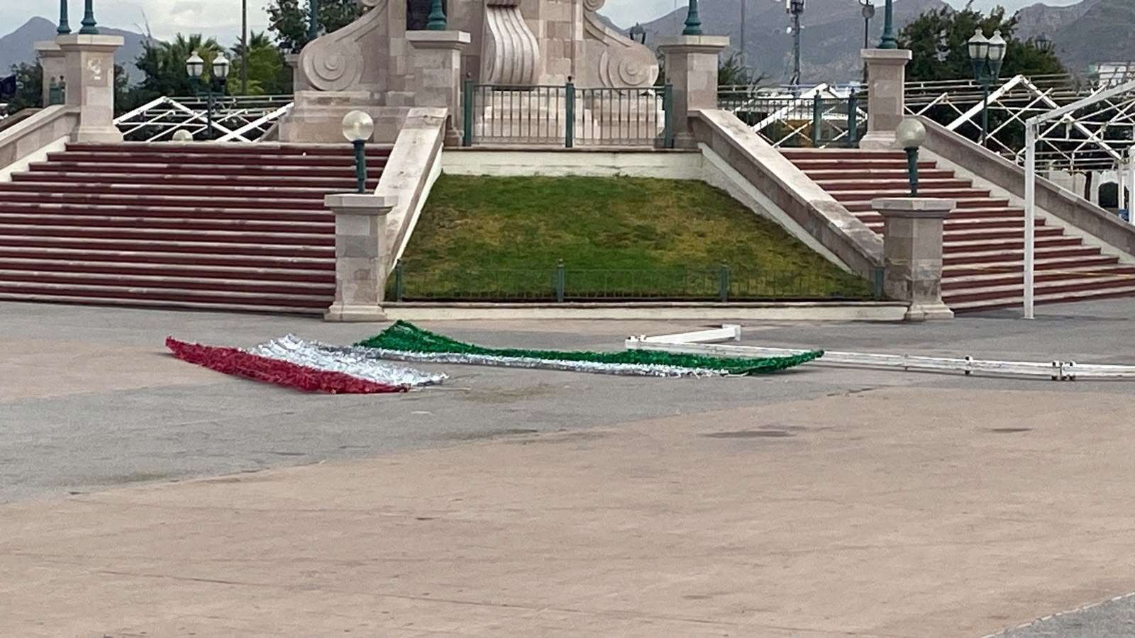 Retiran adornos patrios del Ángel de la Libertad