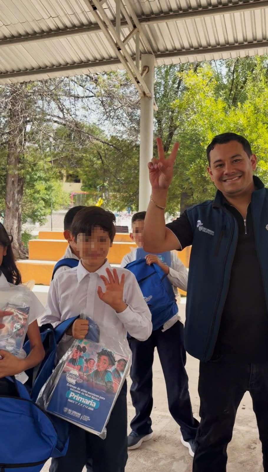 Entregan apoyos escolares para fortalecer la educación en la sierra