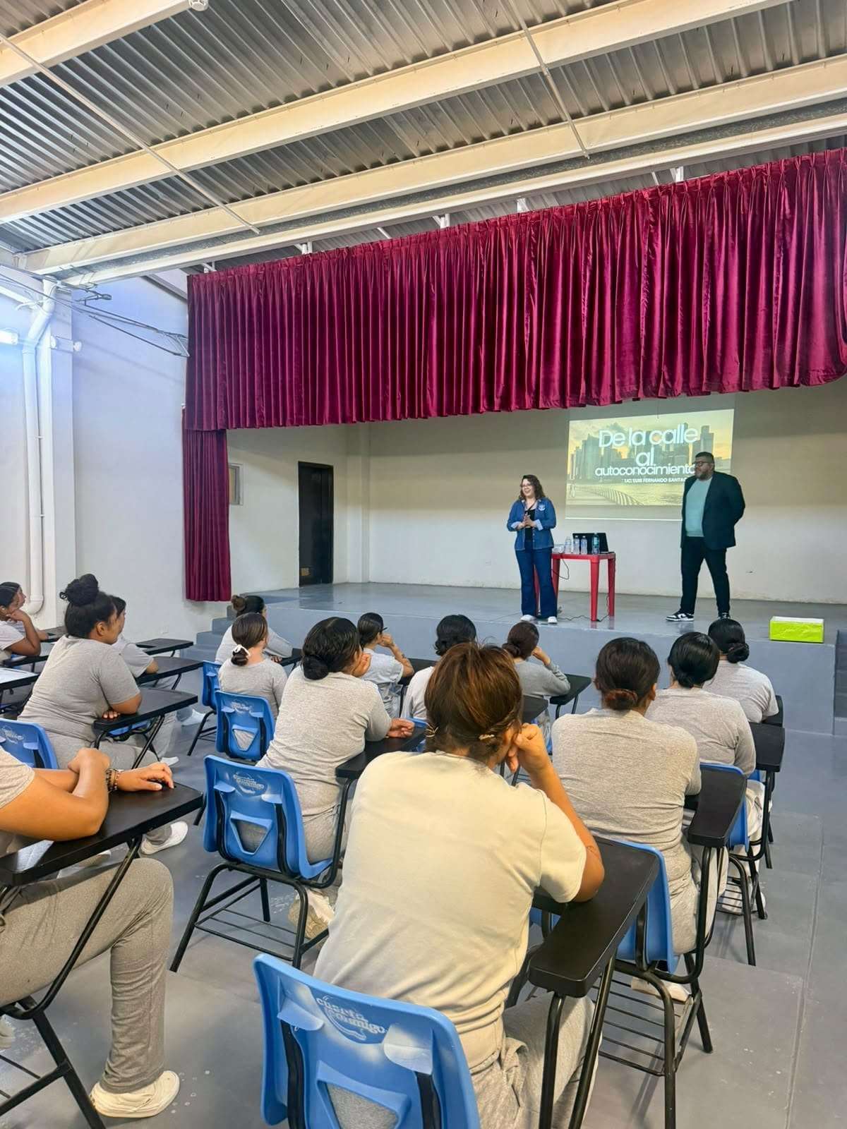 Imparten conferencias para prevenir reclutamiento criminal de jóvenes