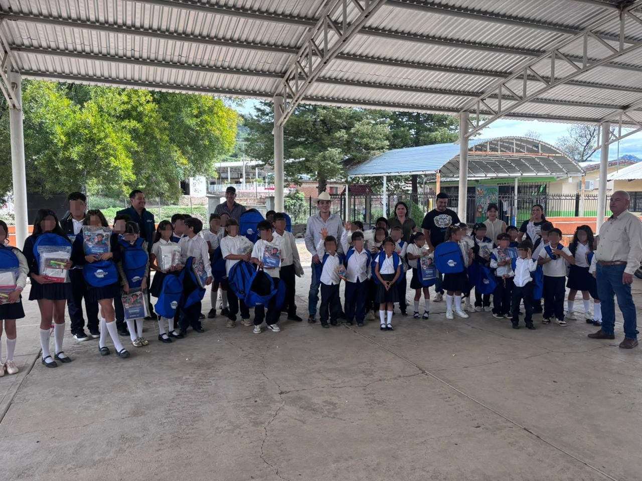 Entregan apoyos escolares para fortalecer la educación en la sierra