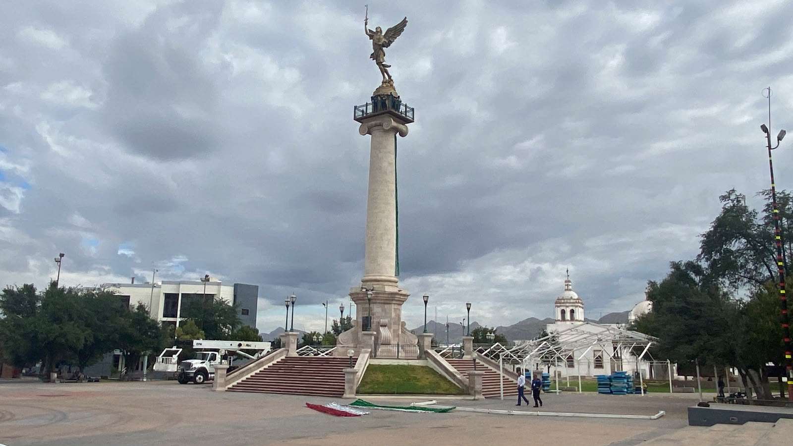 Retiran adornos patrios del Ángel de la Libertad