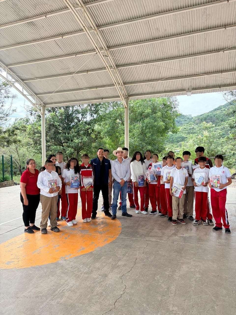 Entregan apoyos escolares para fortalecer la educación en la sierra
