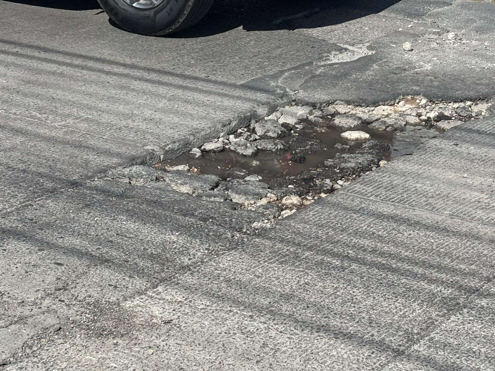 Reportan bache profundo en avenida Nueva España