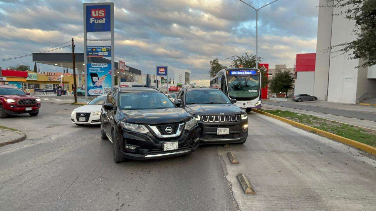 Provoca choque severo caos vial en la avenida Universidad