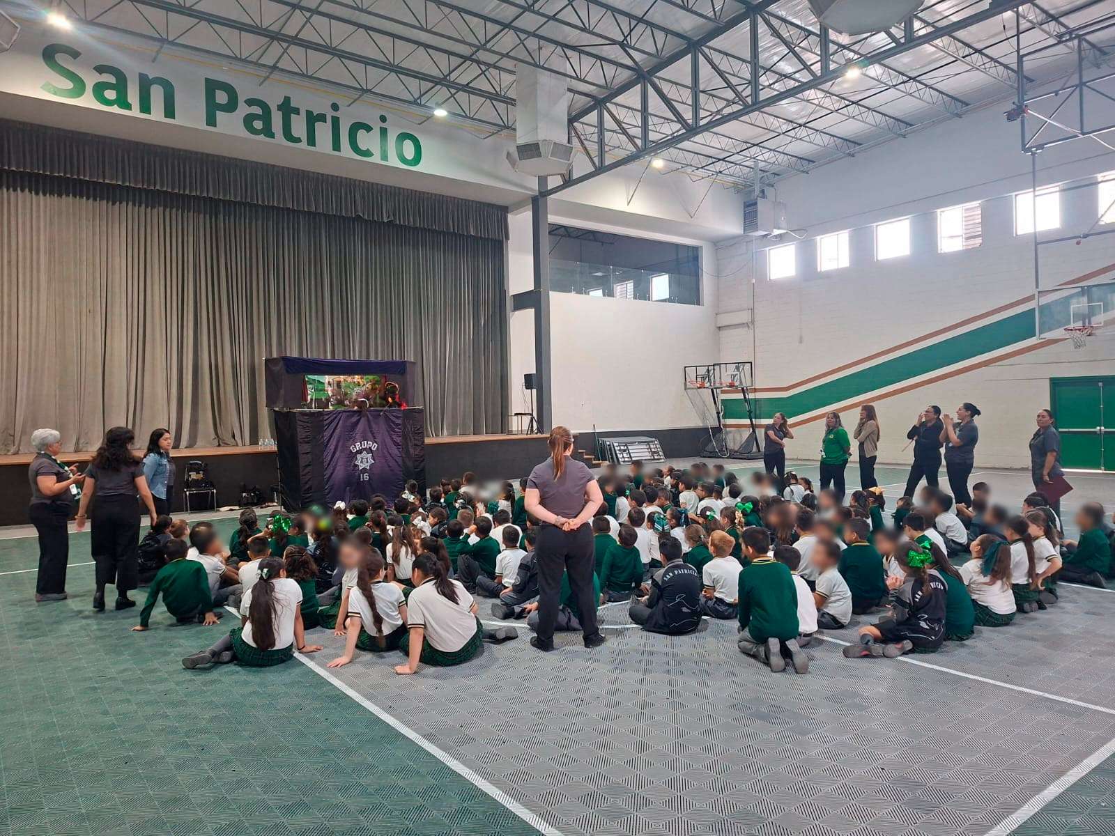 Imparten función de teatrino para enseñar prevención y seguridad a niñas