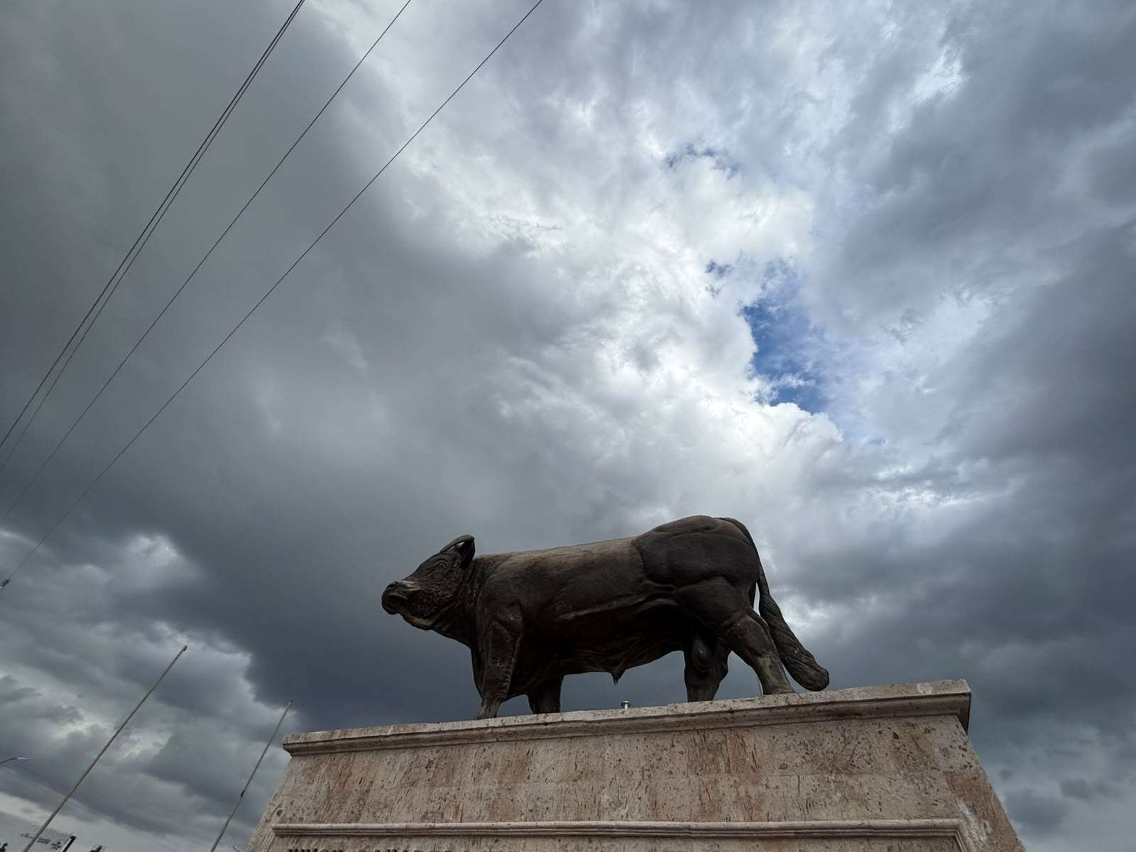 Alcanza termómetro maxima de 28°C con cielo nublado 
