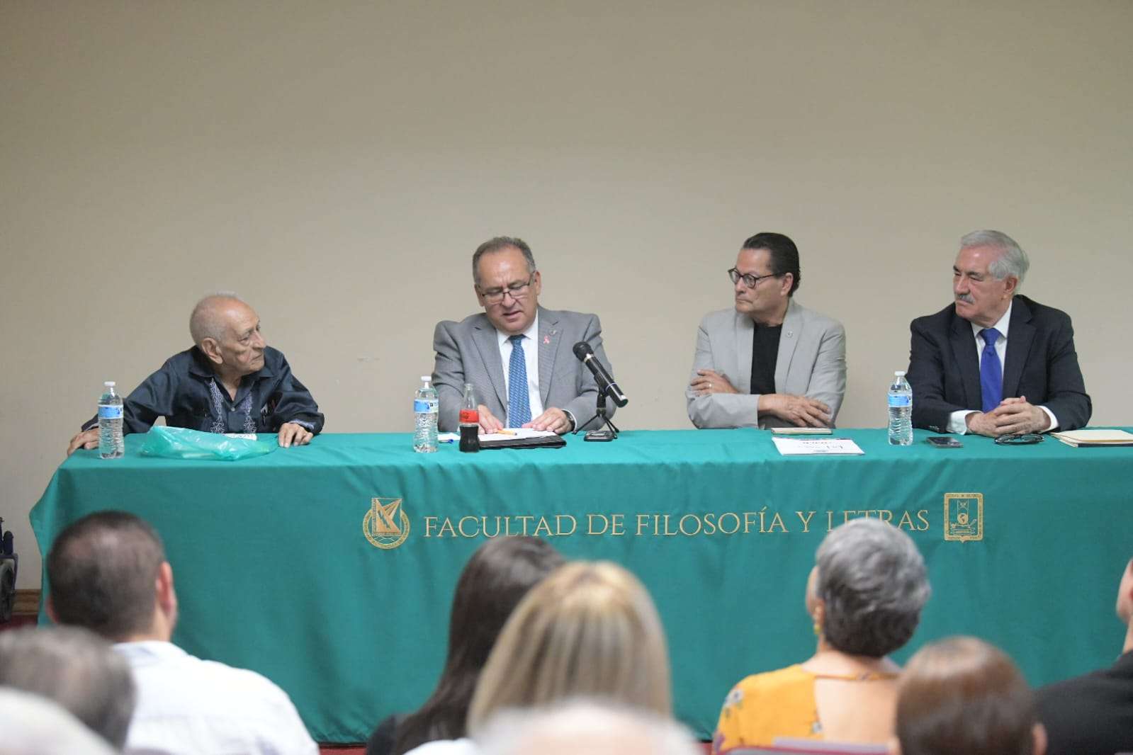 Dona González Raizola su archivo periodístico a la Uach