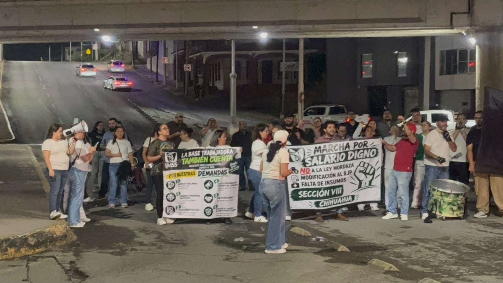 Bloquean empleados del Imss Independencia
