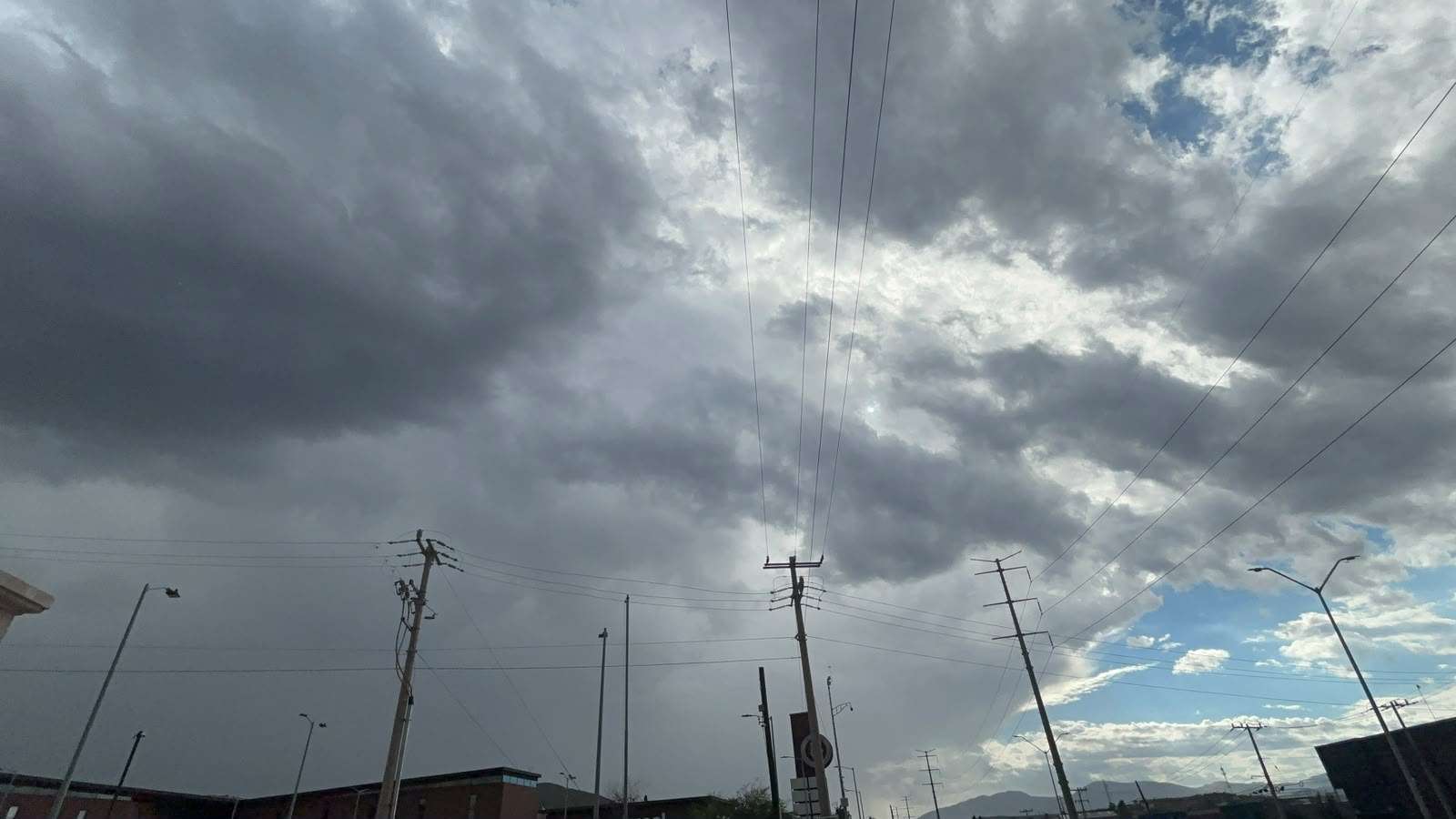 Alcanza termómetro maxima de 28°C con cielo nublado 