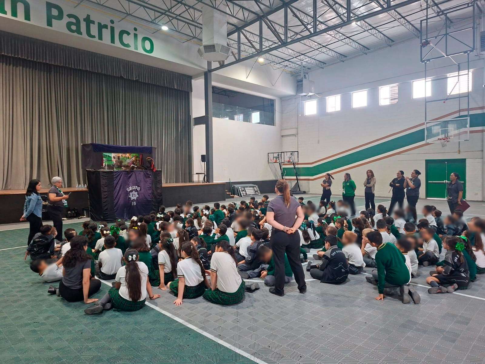 Imparten función de teatrino para enseñar prevención y seguridad a niñas