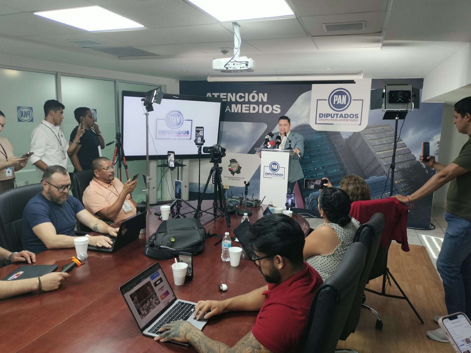 Con el acento no se ganan elecciones: dice Alfredo a Andrea