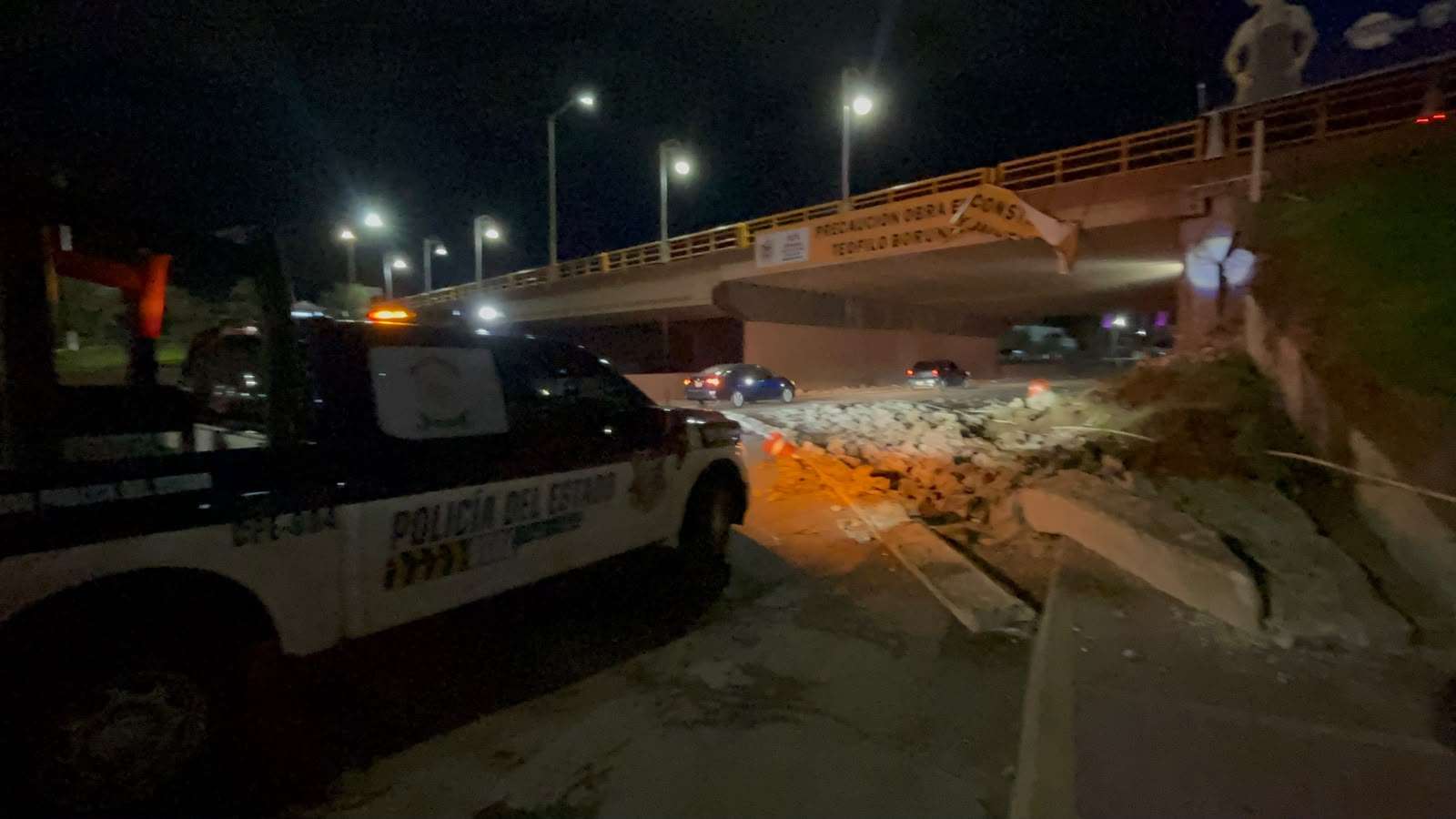 Colapsa muro de contención en puente de la Universidad y Teófilo Borunda
