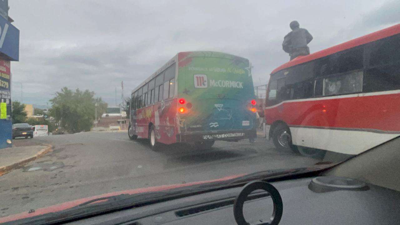 Ocultan con propaganda números de camiones para evadir sanciones