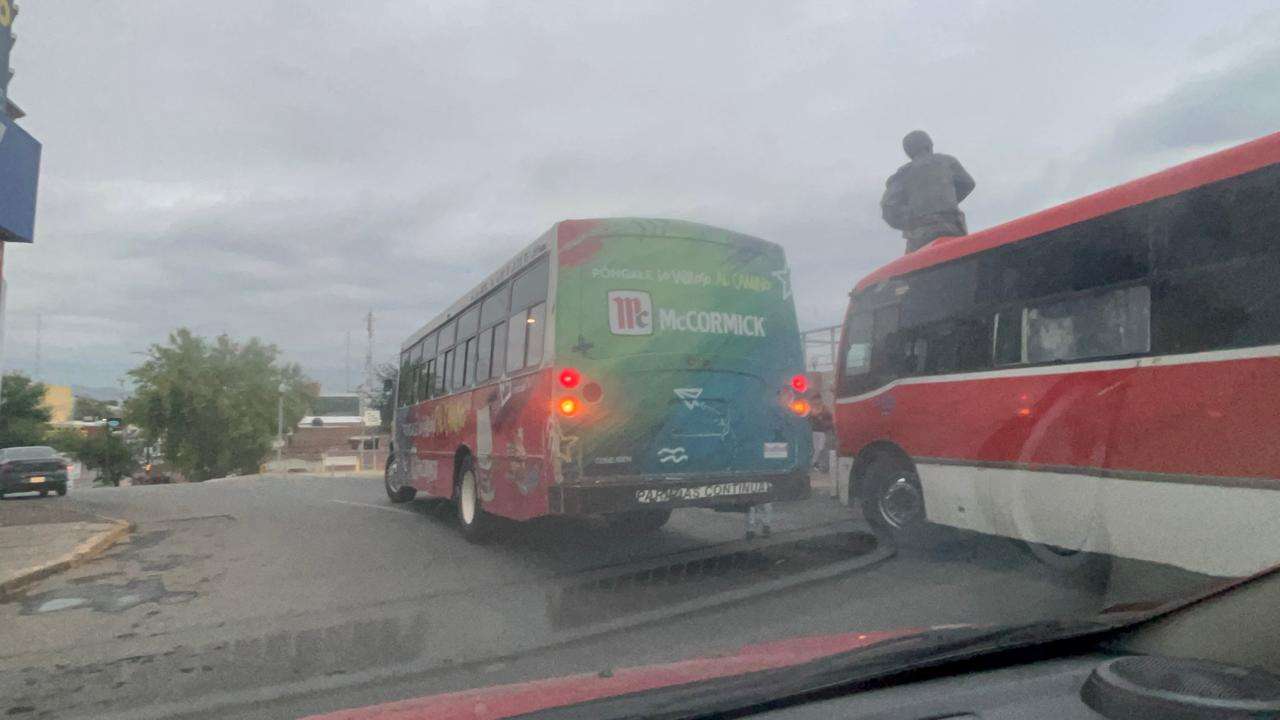 Ocultan con propaganda números de camiones para evadir sanciones
