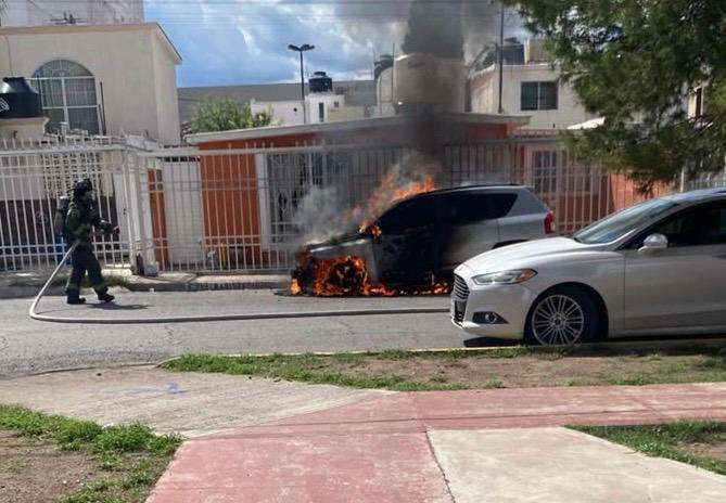 Arde vehículo en calles de la colonia Magisterial