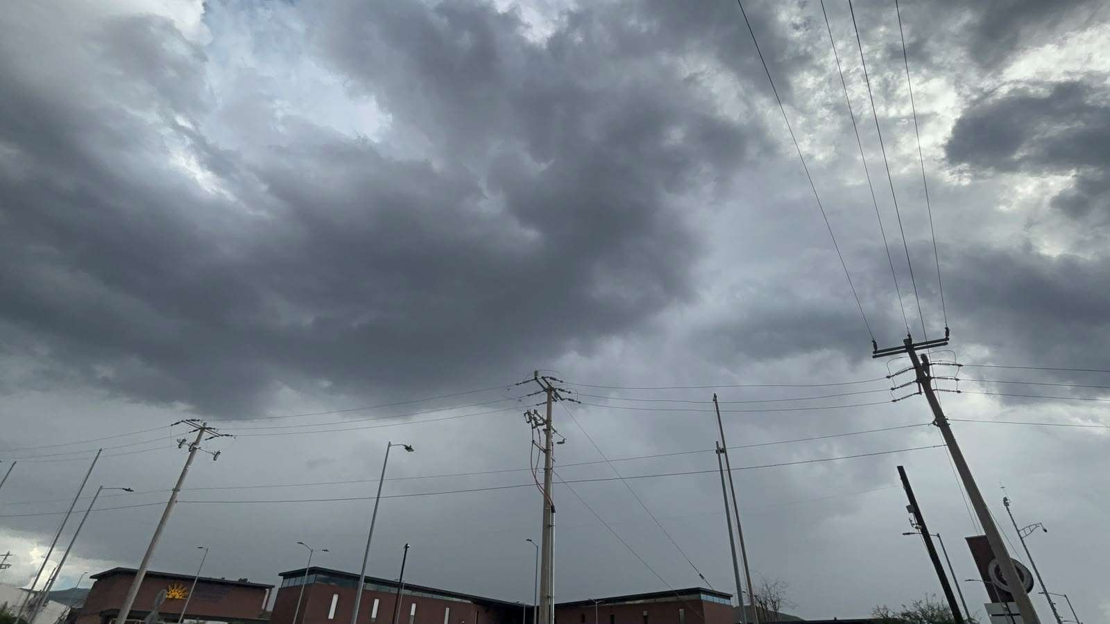 Sorprenden lluvias a Chihuahua durante la tarde