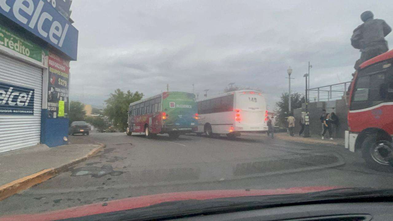 Ocultan con propaganda números de camiones para evadir sanciones