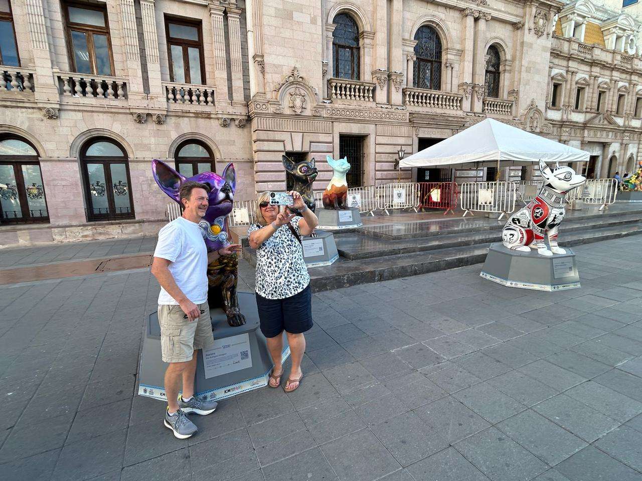 Cautivan esculturas de perros Chihuahua a visitantes del Centro