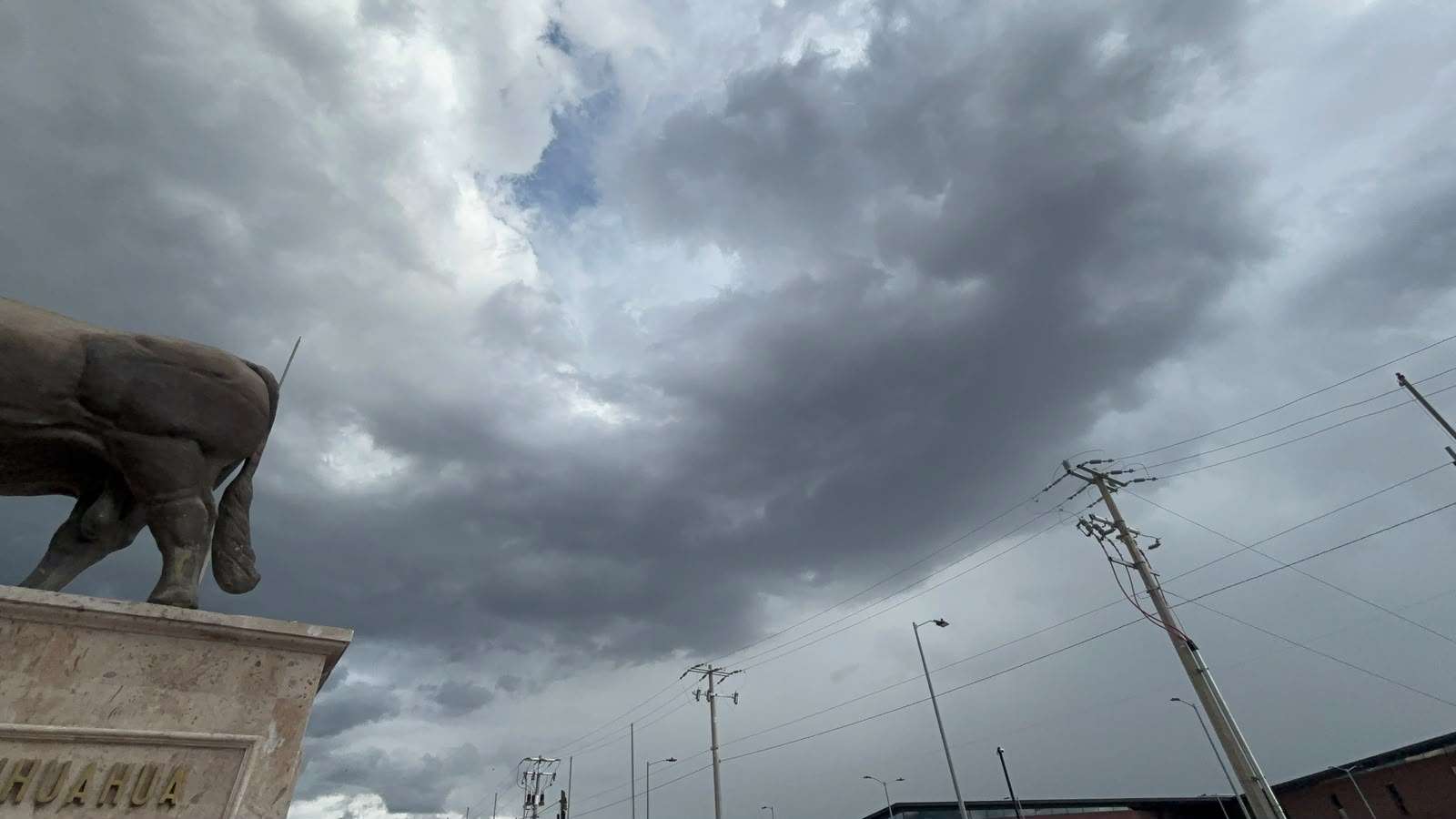 Sorprenden lluvias a Chihuahua durante la tarde