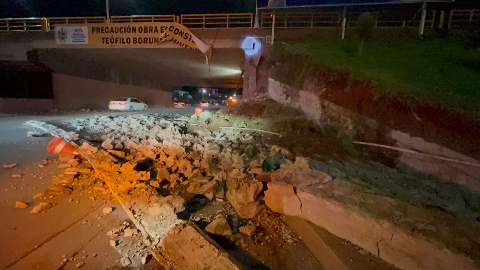 Colapsa muro de contención en puente de la Universidad y Teófilo Borunda