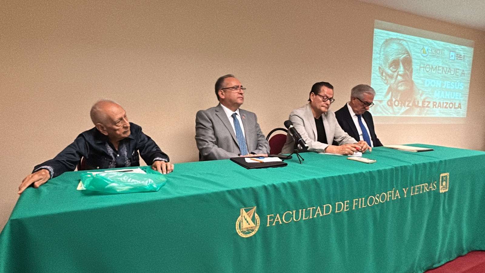 Rinde Uach homenaje al periodista Jesús Manuel González Raizola