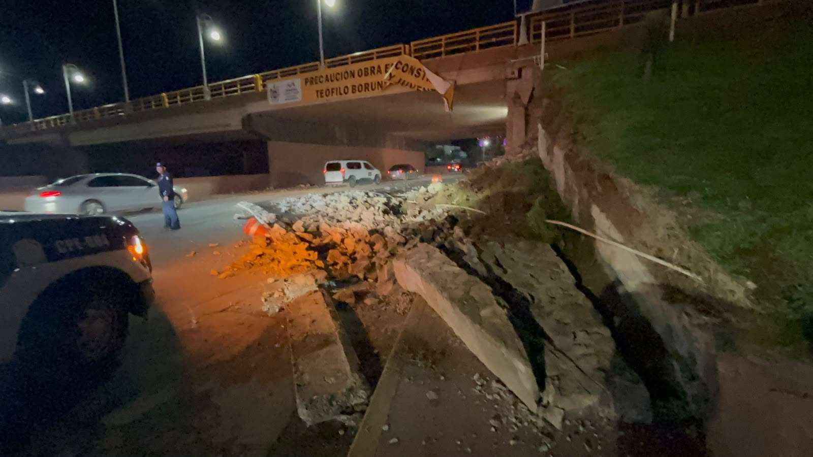 Colapsa muro de contención en puente de la Universidad y Teófilo Borunda