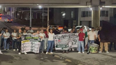 Bloquean empleados del Imss la Independencia