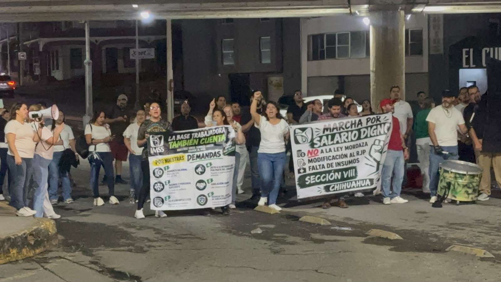 Bloquean empleados del Imss Independencia