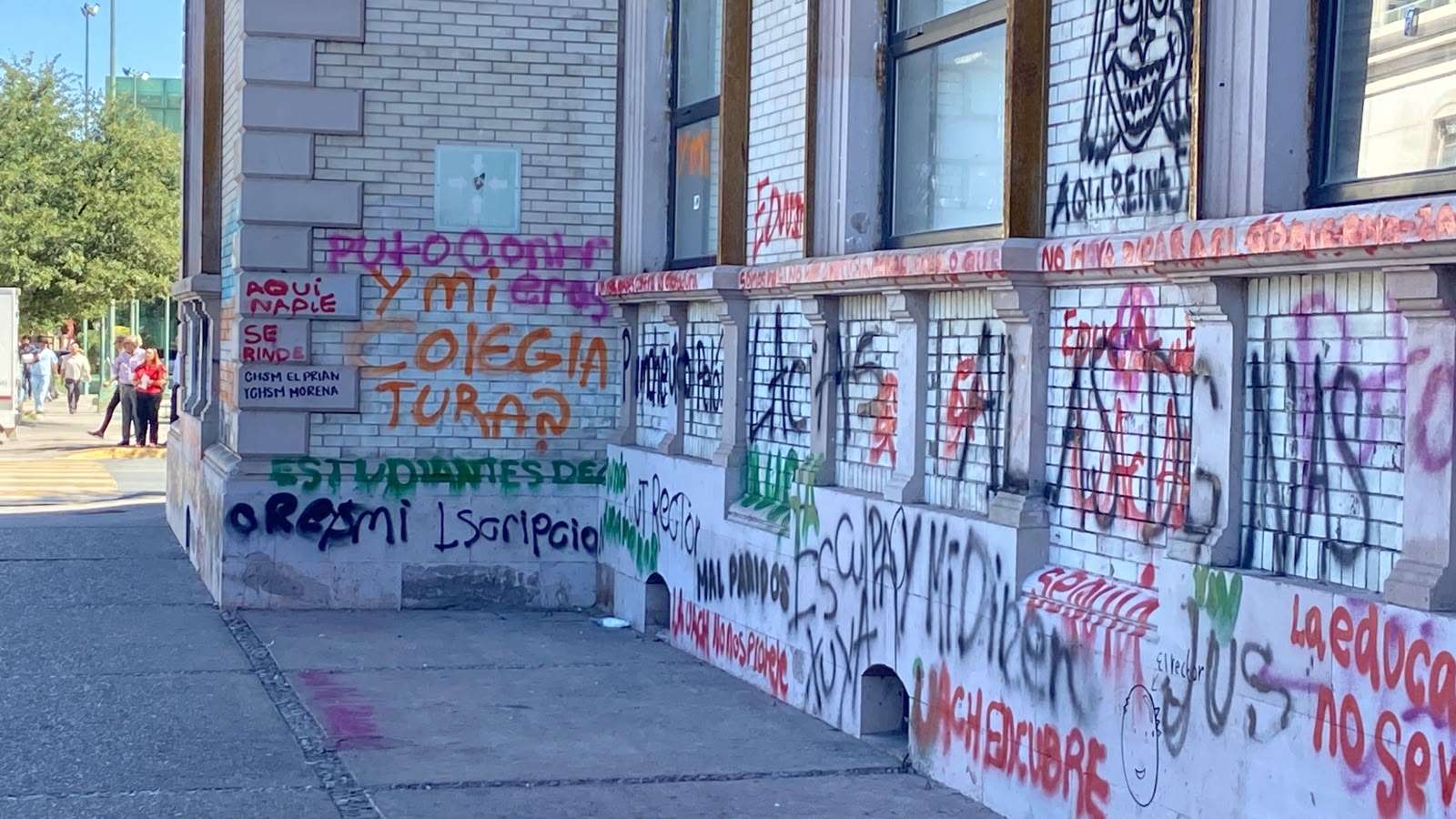 Acuden de notaría 13 a dar fe de daños en edificio de Rectoría