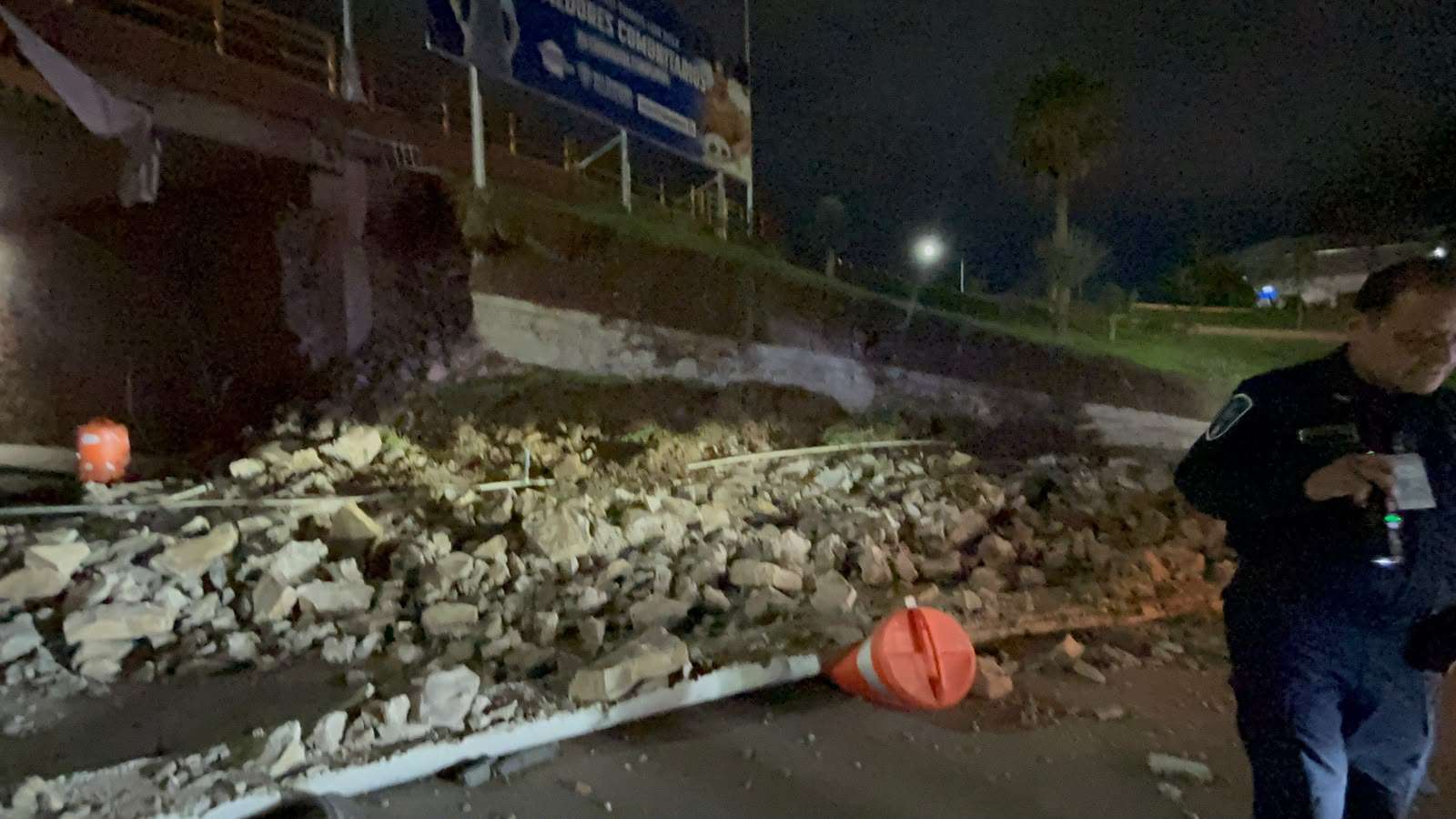 Colapsa muro de contención en puente de la Universidad y Teófilo Borunda