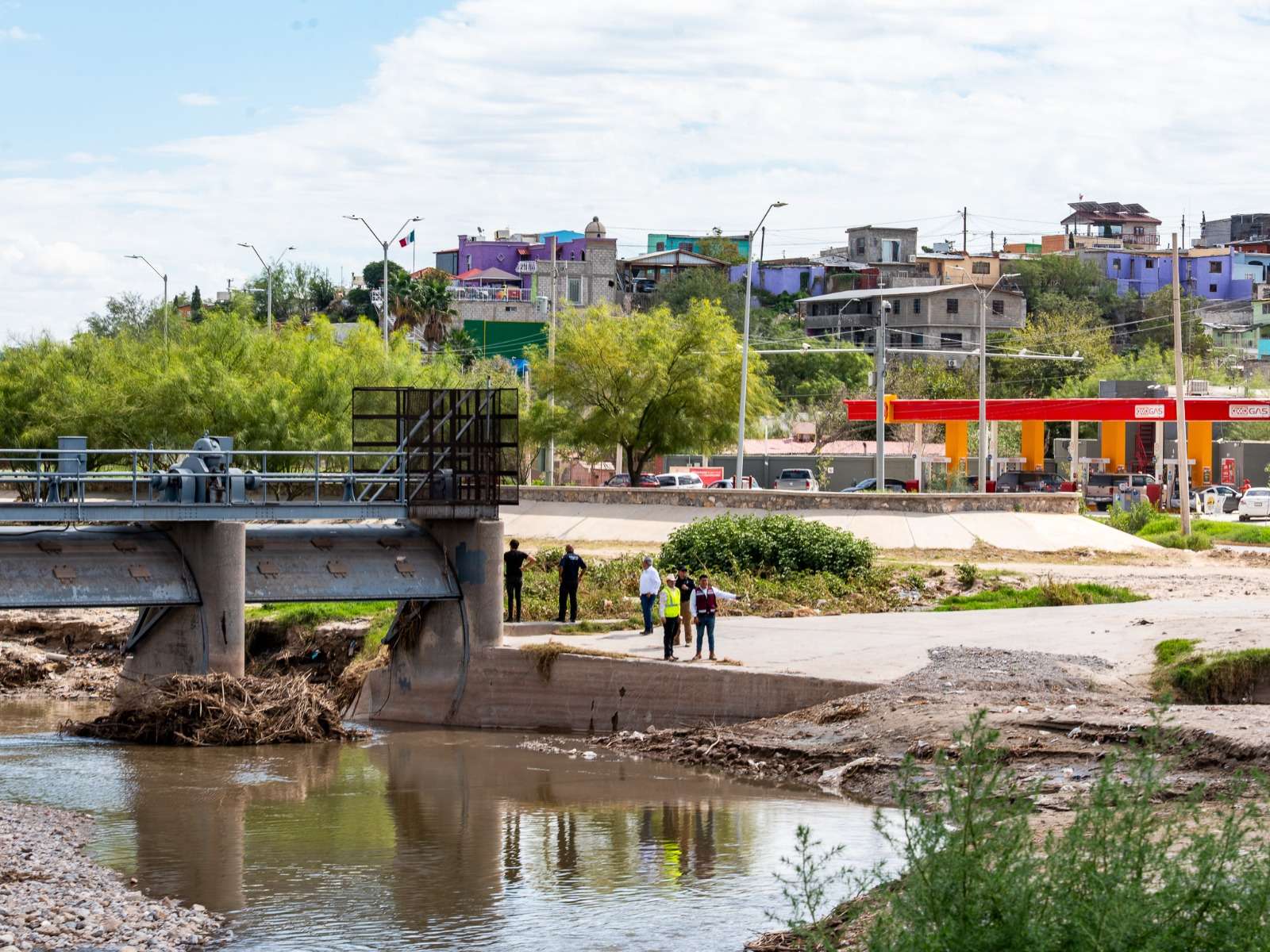Recorre Director de Jmas zonas afectadas por creciente del Río Bravo