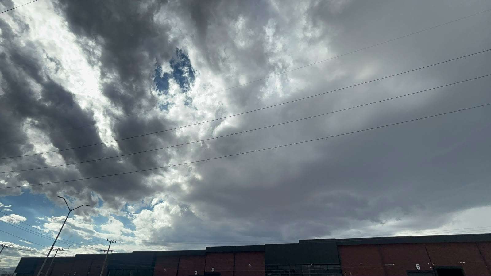 Alcanza termómetro maxima de 28°C con cielo nublado 