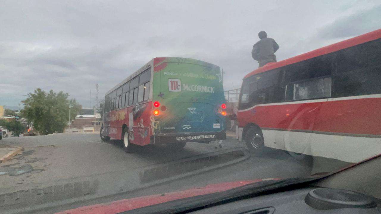 Ocultan con propaganda números de camiones para evadir sanciones