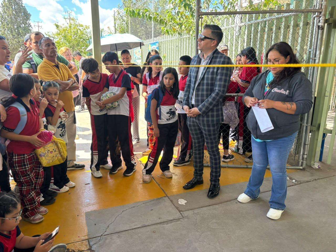 Exigen remover a directora de primaria por falta de seguridad y acoso