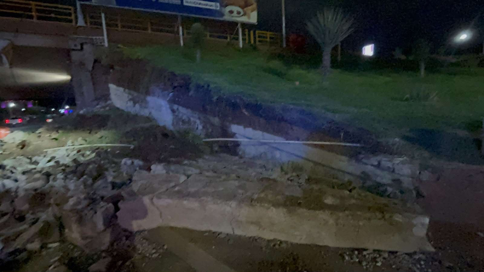 Colapsa muro de contención en puente de la Universidad y Teófilo Borunda