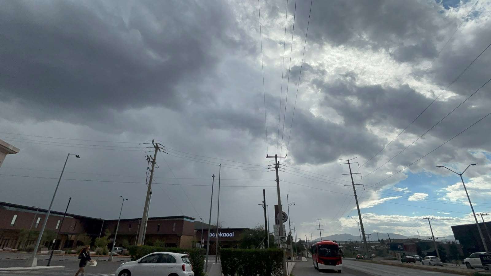 Alcanza termómetro maxima de 28°C con cielo nublado 
